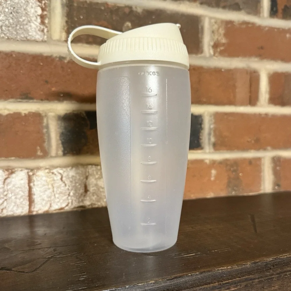 Rubbermaid 16 oz Salad Dressing Shaker Blender‎ Mixer Bottle #309B Servin Saver